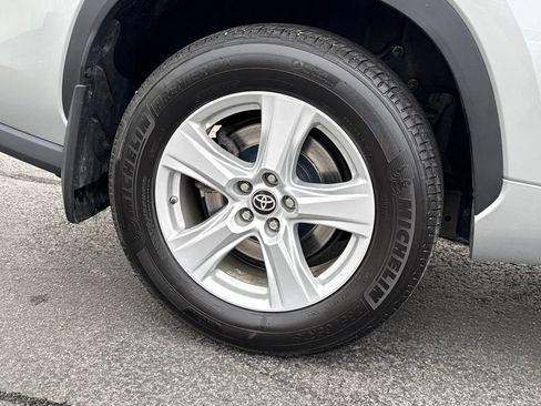 Used 2021 Toyota Highlander LE AWD/4WD image 9