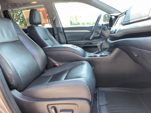 Used 2019 Toyota Highlander XLE AWD/4WD image 34