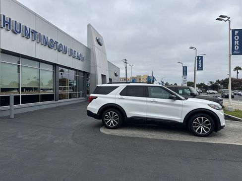 Used 2025 Ford Explorer ST-Line RWD image 3