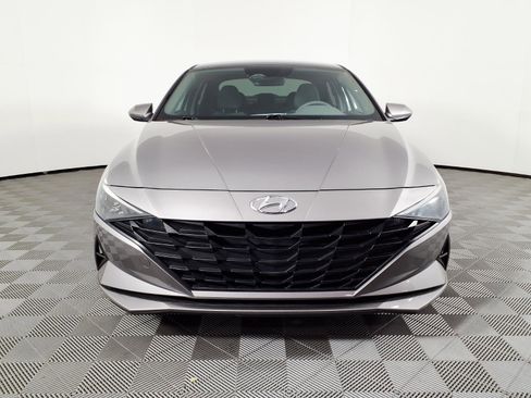 Certified 2023 Hyundai Elantra SE w/ Preferred Accessory Package FWD image 2