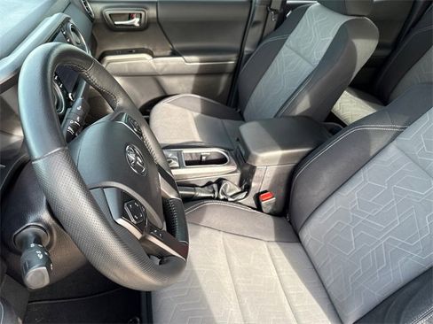 Used 2022 Toyota Tacoma TRD Sport w/ Technology Package image 18