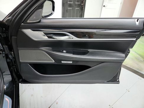 Used 2017 BMW 740i image 28