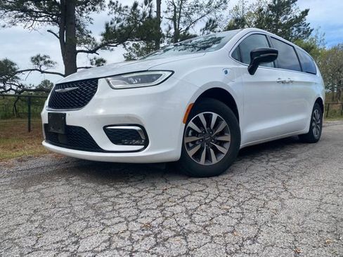 Used 2024 Chrysler Pacifica Select image 3