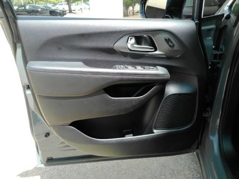 Used 2025 Chrysler Pacifica Select FWD image 11