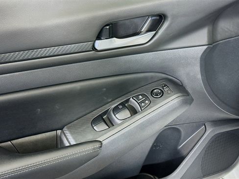 Used 2025 Nissan Altima 2.5 SV image 15