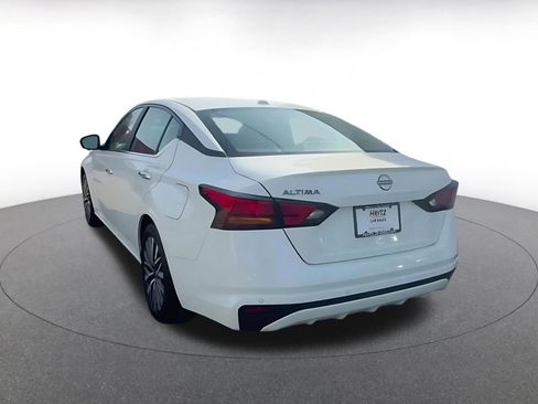 Used 2025 Nissan Altima 2.5 SV FWD image 11