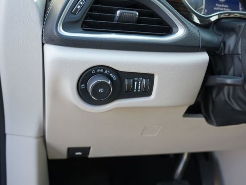 Used 2024 Chrysler Pacifica Limited FWD image 17