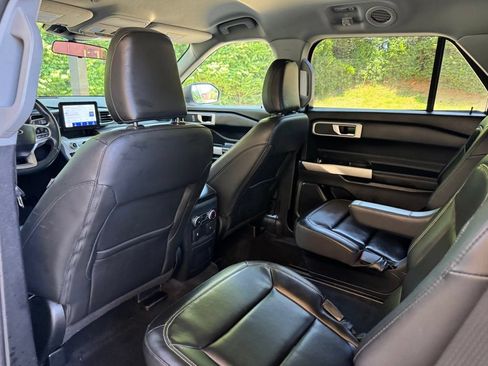 Used 2022 Ford Explorer XLT w/ Equipment Group 202A AWD/4WD image 21