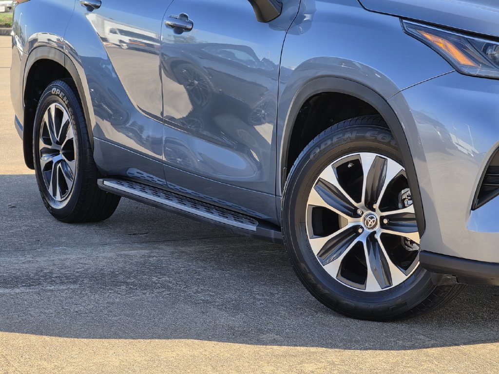 Used 2023 Toyota Highlander XLE FWD image 12