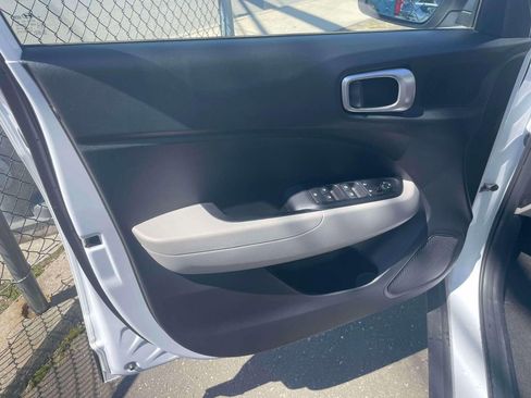 Used 2024 Hyundai Venue SEL FWD image 15