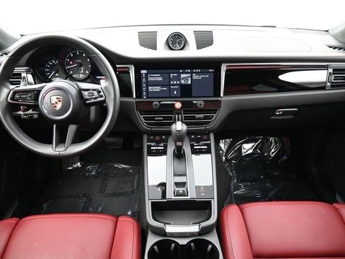 Used 2025 Porsche Macan image 6