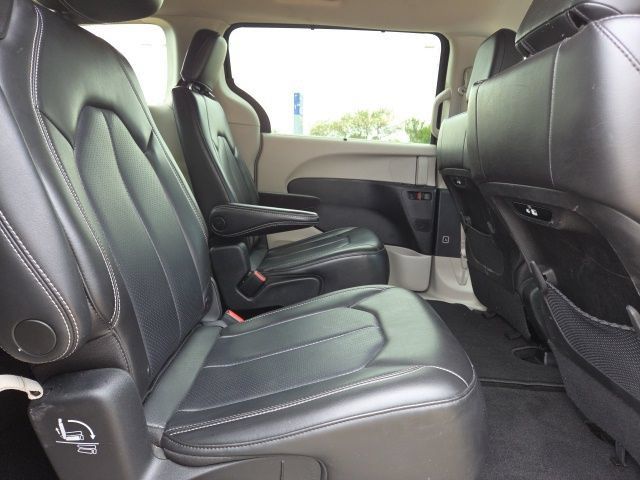 Used 2023 Chrysler Pacifica Touring-L FWD image 19