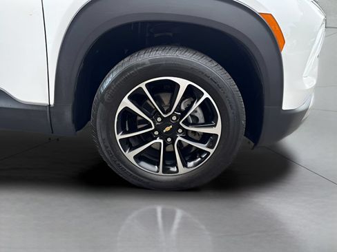Used 2024 Chevrolet TrailBlazer LT w/ Convenience Package AWD/4WD image 2