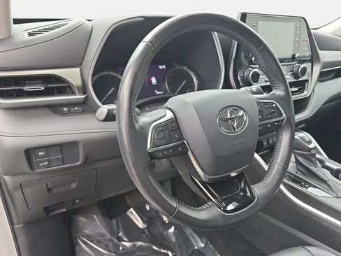 Used 2020 Toyota Highlander XLE FWD image 13