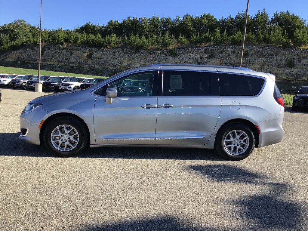 Used 2020 Chrysler Pacifica Touring-L FWD image 3