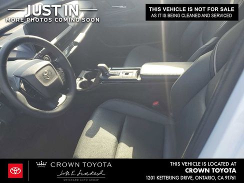 Used 2025 Toyota Prius XLE FWD image 4
