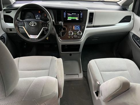 Used 2017 Toyota Sienna L image 17