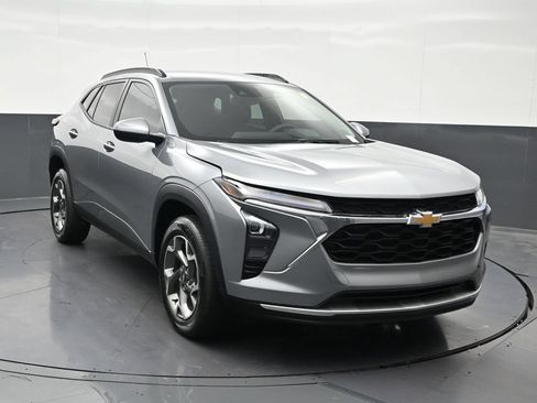 Used 2025 Chevrolet Trax LT FWD image 8