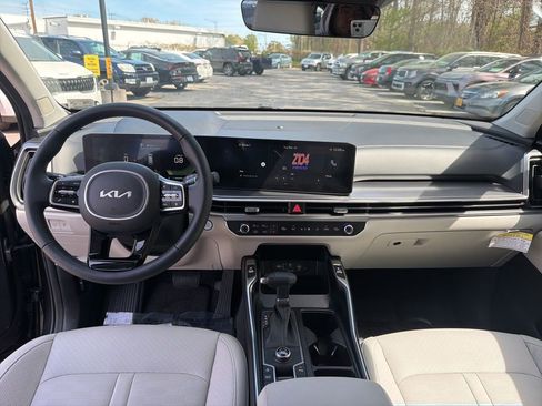 Certified 2025 Kia Sorento EX w/ Panoramic Sunroof Package FWD image 21
