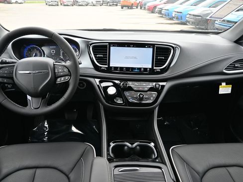 New 2026 Chrysler Pacifica Limited image 17