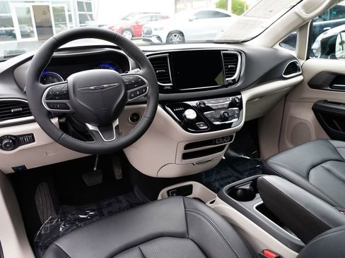 Used 2024 Chrysler Pacifica Touring-L image 33