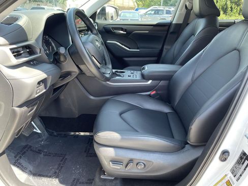 Used 2025 Toyota Highlander XLE AWD/4WD image 22