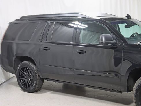 Used 2017 Cadillac Escalade ESV Luxury image 3