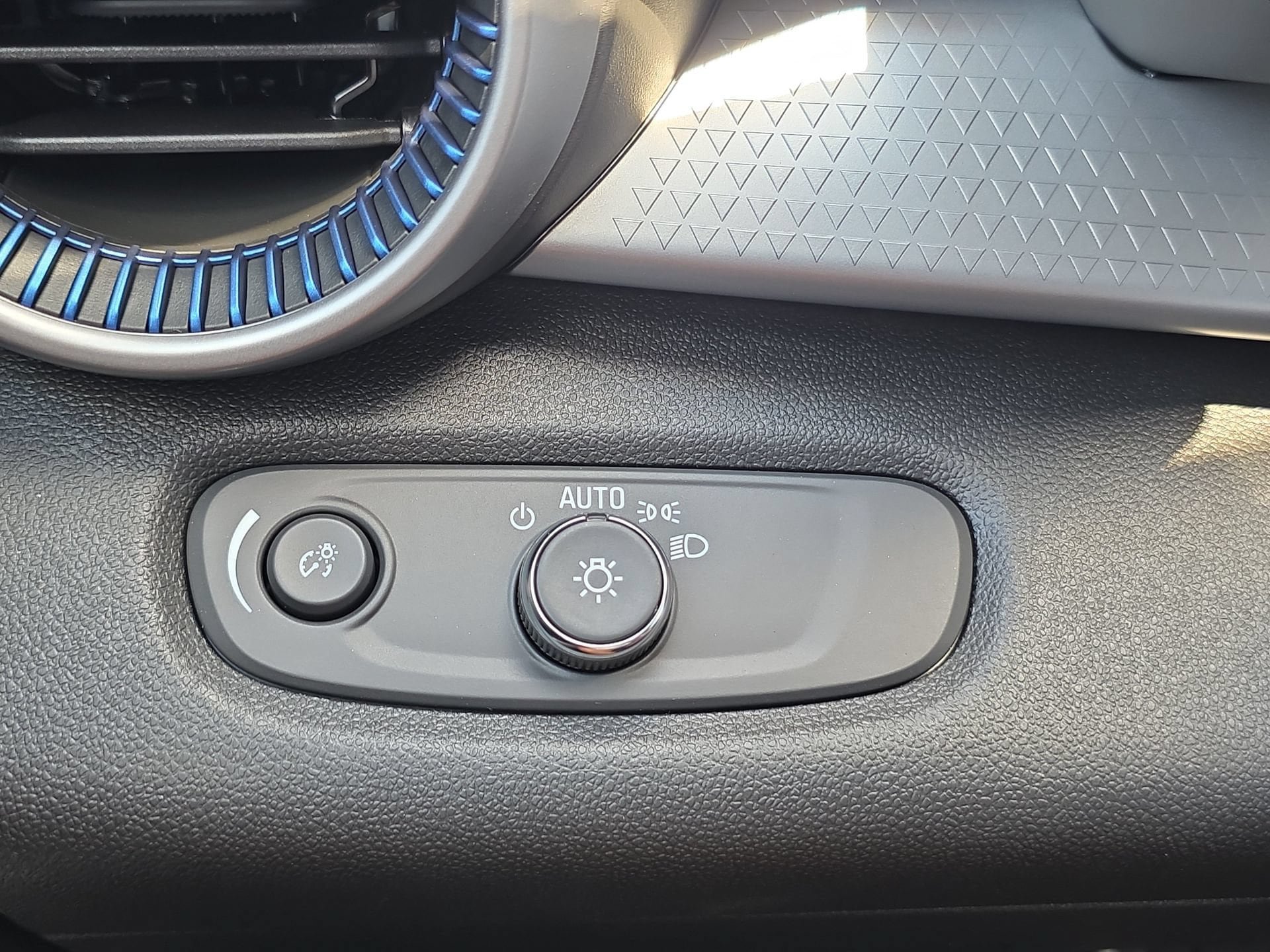 New 2026 Chevrolet Trax LS w/ LS Convenience Package FWD image 24