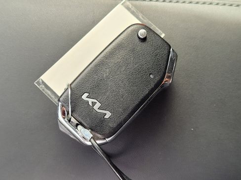 Used 2025 Kia Niro LX FWD image 11