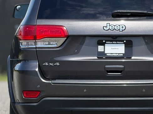 Used 2018 Jeep Grand Cherokee Laredo AWD/4WD image 13