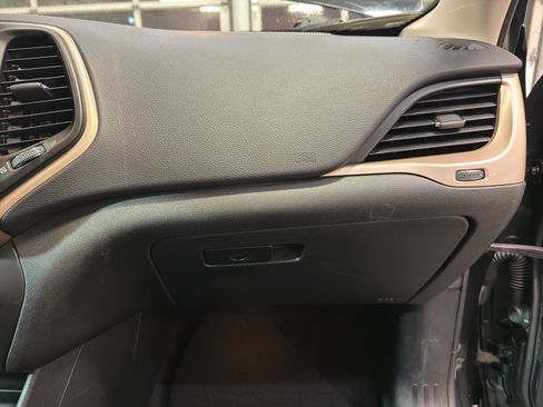 Used 2015 Jeep Cherokee Limited image 24