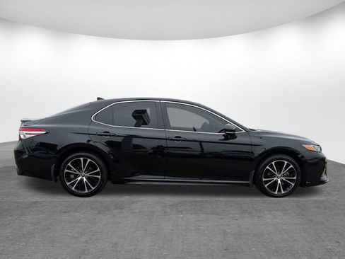 Used 2020 Toyota Camry SE image 3