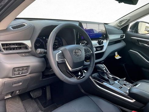 New 2026 Toyota Highlander Platinum AWD/4WD image 5