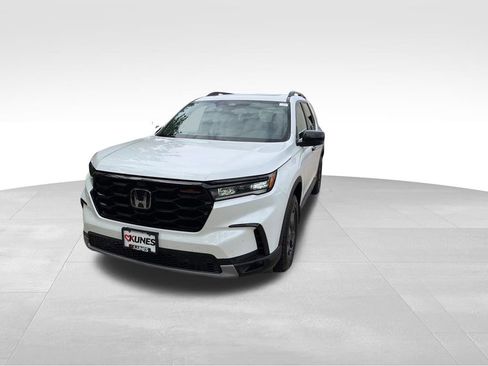 Used 2025 Honda Pilot TrailSport image 5