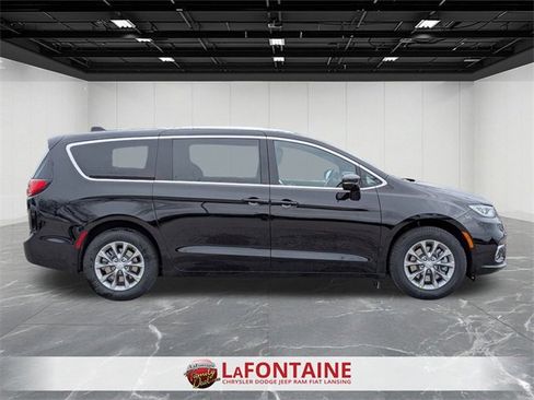 New 2026 Chrysler Pacifica Select image 6