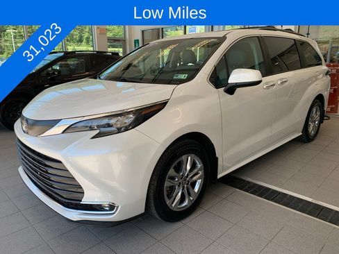 Used 2024 Toyota Sienna XLE w/ XLE Plus Package AWD/4WD image 2