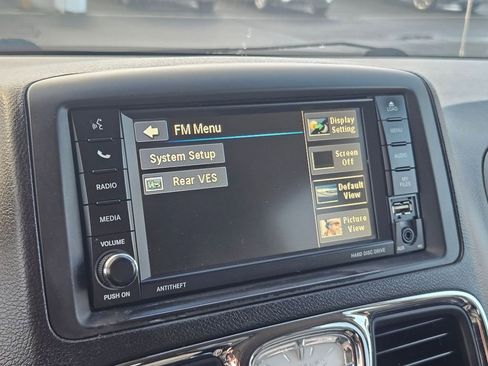 Used 2014 Chrysler Town & Country Touring image 19