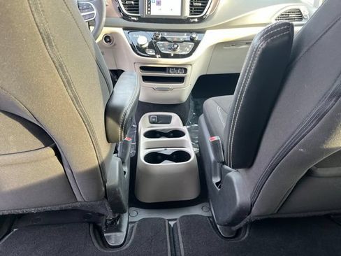Used 2023 Chrysler Voyager LX FWD image 13