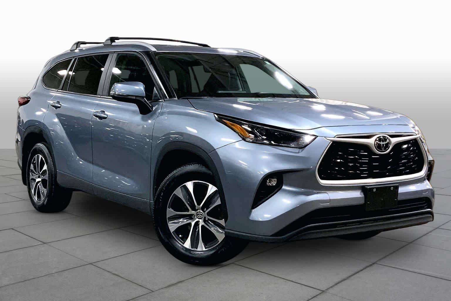 Used 2023 Toyota Highlander XLE AWD/4WD image 3