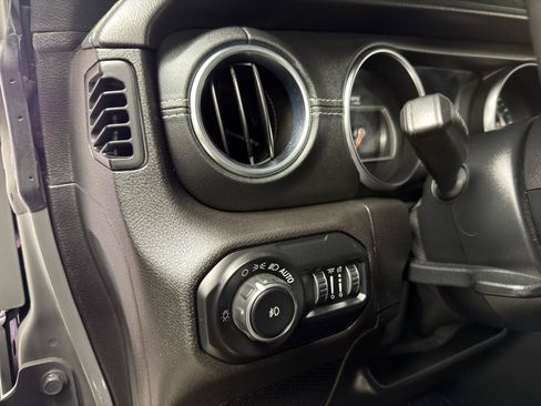 Used 2019 Jeep Wrangler Unlimited Sahara w/ Uconnect 4C Nav & Sound Group AWD/4WD image 16
