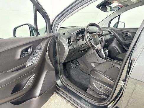 Used 2018 Chevrolet Trax LT w/ LT Convenience Package image 3