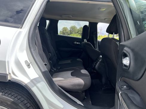 Used 2016 Jeep Cherokee Sport image 27
