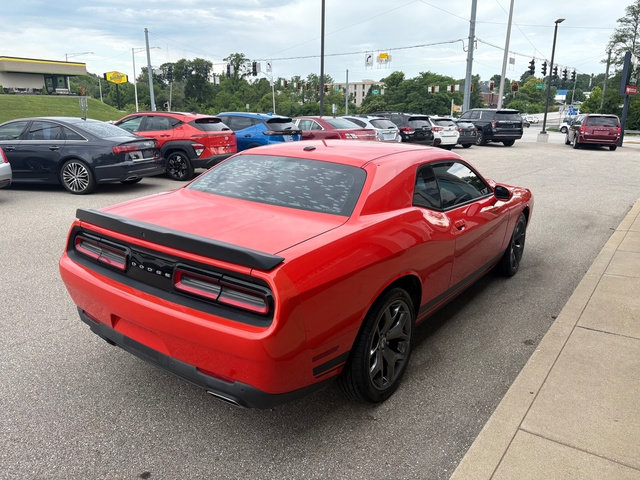 Used 2017 Dodge Challenger SXT w/ Driver Convenience Group RWD image 6