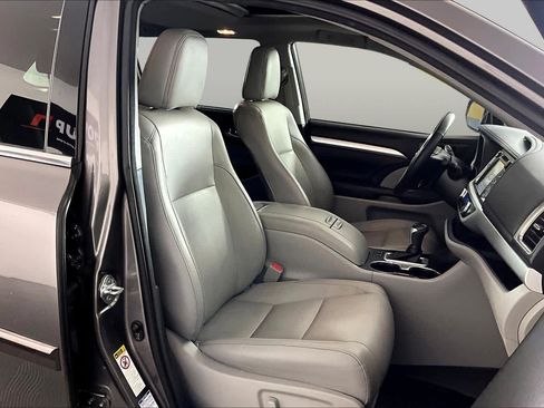 Used 2017 Toyota Highlander XLE AWD/4WD image 9