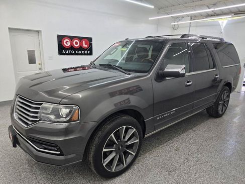 Used 2016 Lincoln Navigator L Reserve RWD image 3