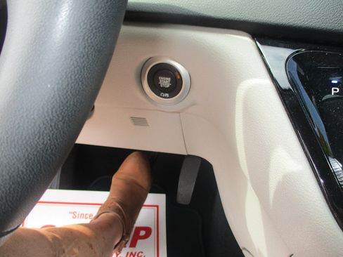 Used 2023 Chrysler Pacifica Touring-L FWD image 6