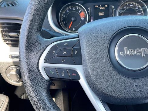 Used 2017 Jeep Cherokee Sport FWD image 18