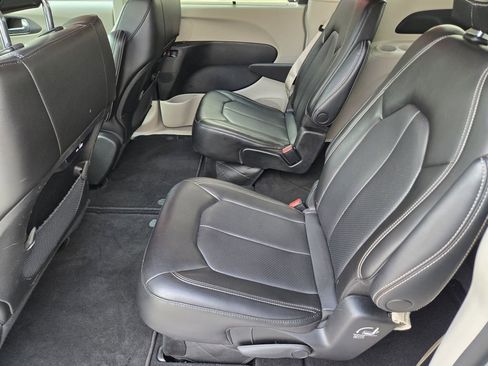 Used 2023 Chrysler Pacifica Touring-L FWD image 17