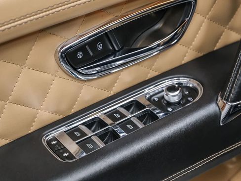 Used 2018 Bentley Bentayga AWD/4WD image 29