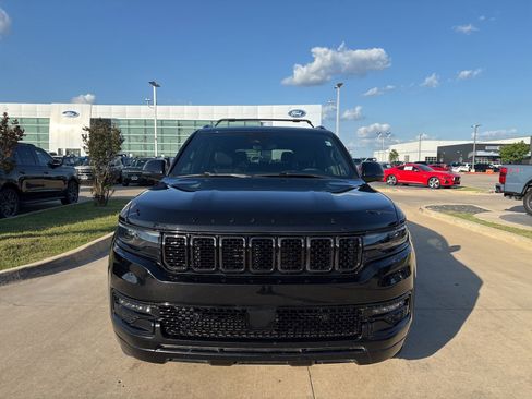 Used 2023 Jeep Wagoneer Series II AWD/4WD image 9